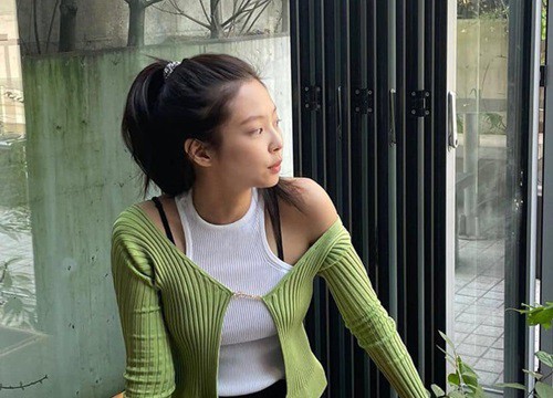 Jennie diện kiểu áo 'hở toang vòng một' theo style 'che bớt lại'