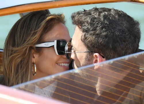 Jennifer Lopez - Ben Affleck tình tứ ở Venice