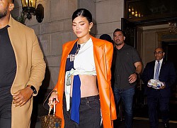 Kylie Jenner mặc áo ngắn khoe bụng bầu