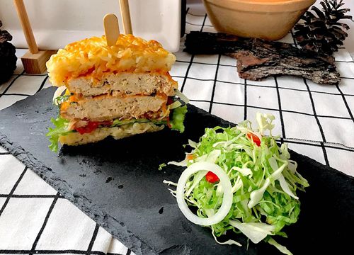 Làm burger mì gói nhanh gọn tại nhà