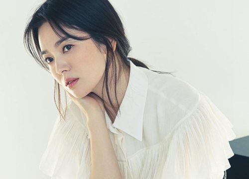 Lần hiếm hoi Song Hye Kyo khoe 3 vòng bốc lửa ngùn ngụt, chẳng ngại cắt váy sexy lấn át cả mẫu hãng