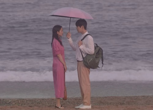 Shin Min Ah "cưỡng hôn" Kim Seon Ho, hồn nhiên ngủ lại nhà trai đẹp ở Hometown Cha-Cha-Cha tập 5