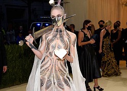 Bạn gái Elon Musk vác kiếm dự Met Gala