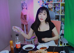 Bất ngờ bị tôm hùm đánh trả trên sóng trực tiếp, nữ streamer sợ tới nỗi "bỏ kênh chạy lấy người"