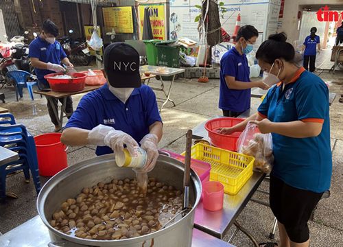 Bếp ăn nghĩa tình nấu hơn 5.000 suất cơm mỗi ngày ủng hộ tuyến dầu chống dịch