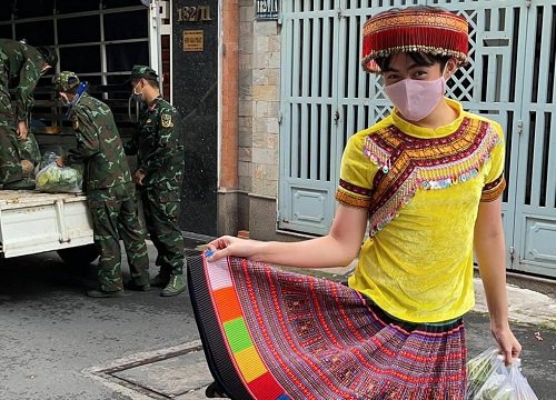 Chàng trai hóa thành cô gái nữ tính khi nghe tin "bộ đội về làng"