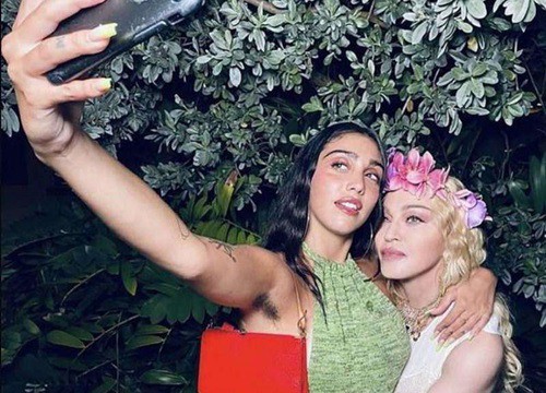 Con gái Madonna xoè cánh khoe "vi-ô-lông" trên thảm đỏ Met Gala: cá tính hay phản cảm?