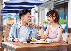 Dẫn bạn trai về ra mắt, đánh rơi thìa cúi nhặt mà điếng người nhìn cảnh tượng dưới gầm bàn