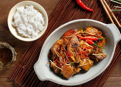 Gà ta kho riềng sả