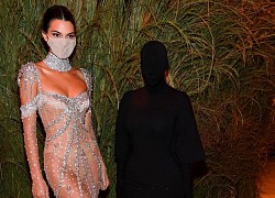 Góc cười muốn nội thương: Kendall Jenner và Kim Kardashian 'như hình với bóng' đúng nghĩa đen