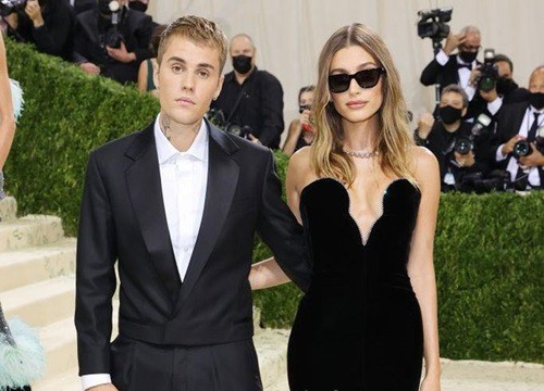 Hailey Bieber, Irina Shayk mặc gợi cảm trên thảm đỏ Met Gala 2021