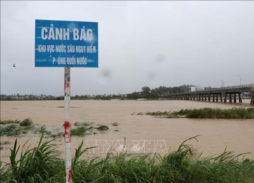 Hàng trăm nhà dân bị ngập nước do mưa lũ ở Quảng Ngãi