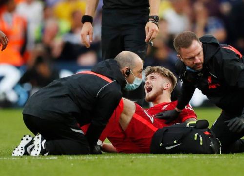 Harvey Elliott tặng áo đấu bệnh nhân cùng phòng