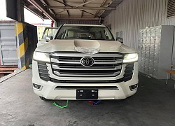 Khui công Toyota Land Cruiser 2022 bản Trung Đông đầu tiên Việt Nam: Nhiều trang bị hiện đại hơn xe chính hãng, giá bán gây tò mò