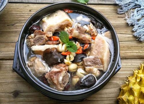 Món canh vỏ sầu riêng xương heo bùi bùi lạ miệng