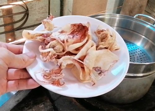 Món khô mực hấp nước dừa nghe lạ nhưng cực ngon