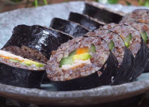 Món kimbap gạo lứt ăn nhiều không sợ tăng cân