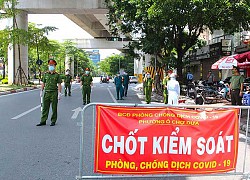 Người đàn ông gây náo loạn tại cổng chợ, đòi qua chốt: "Khẩu trang đây, dân quân giật của tôi xuống"