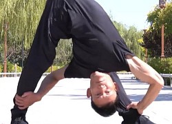 Người đàn ông thể hiện những động tác khó trong Kung Fu