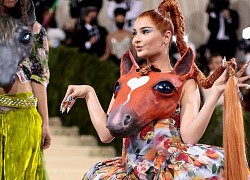 Người đẹp mang đầu ngựa lên thảm đỏ MET Gala 2021 là ai?