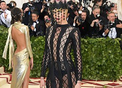 Những bộ váy gây tranh cãi ở Met Gala