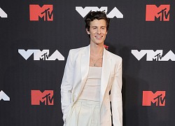 Sao nam tại VMAs 2021: Diện crop top khoe eo chưa là gì so với màn tung áo Versace tím quét sạch thảm đỏ