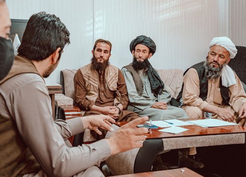 Taliban khôi phục hình phạt ném đá, chặt tay