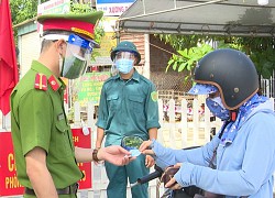 Thu hồi giấy đi đường của người phụ nữ vào khu phong tỏa chỉ để... nhận quà