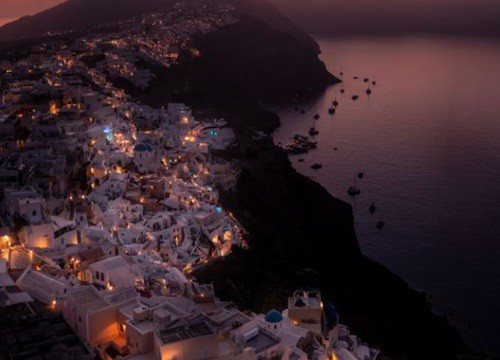 Vẻ bình yên hiếm thấy của đảo Santorini