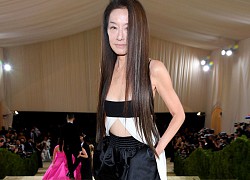 Vera Wang tong teo &#8220;da bọc xương&#8221; tại Met Gala 2021, nhưng vẫn chưa là gì với bộ cánh &#8220;cô hồn&#8221; năm 2017