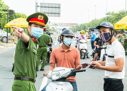 19 quận, huyện Hà Nội 'nới' giãn cách, dân ra - vào thủ đô ra sao?