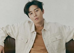 Ai còn nhớ nụ cười giả trân và kẻ mắt đen sì của Park Seo Joon trong MV idol đối thủ BTS 1 thời giờ chắc đẻ mấy lứa rồi!