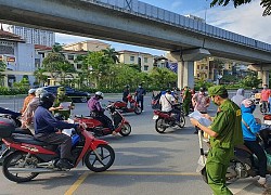 Clip: Ra đường chơi đá cầu mùa dịch, 2 cô gái bị chiến sĩ cảnh sát phạt 'thụt dầu'