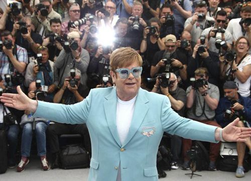 Danh ca Elton John hoãn chuyến lưu diễn châu Âu và Mỹ