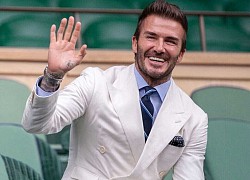 David Beckham đẹp xuất thần tại buổi trao giải, netizen phát hiện điều kỳ lạ