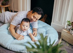 Đi làm về, anh chồng bật khóc khi nhìn thấy tình cảnh của vợ và con trong phòng ngủ