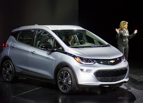 GM khuyên khách hàng đỗ Chevrolet Bolt cách xa xe khác 15 m