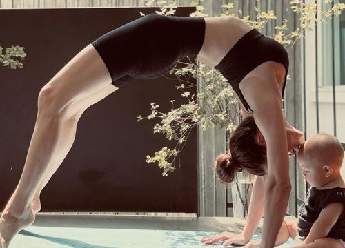 Hồ Ngọc Hà tập yoga để cơ thể, tâm trí bình an