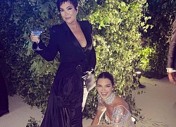 Kendall Jenner buộc dây giày cho mẹ ở Met Gala