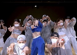 Lisa cố tình để lộ cạp quần có tên mình trong dance practice "LALISA"