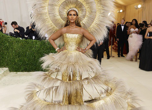 Ẩn ngôn từ những ý tưởng thời trang dị hợm tại "Met Gala 2021"