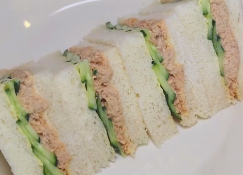 Món sandwich cá ngừ đơn giản cho bữa sáng