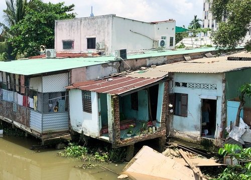 Sạt lở rạch cầu Giồng Ông Tố: 'Nghe tiếng rào rào, nhà bếp, nhà tắm sụp xuống rạch'