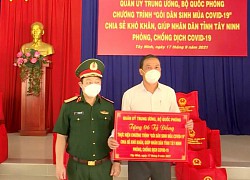 Tây Ninh: Tiếp nhận 20.000 phần quà từ chương trình "Gói dân sinh mùa Covid-19" do Bộ Quốc phòng trao tặng.