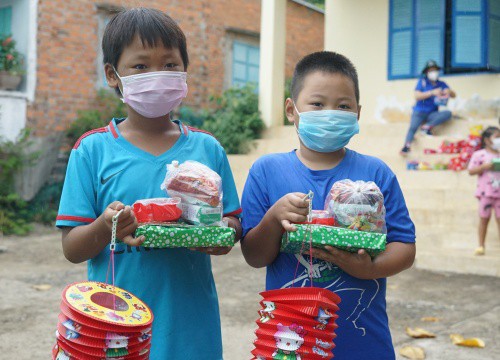 Xúc động với quà trung thu... vượt biển