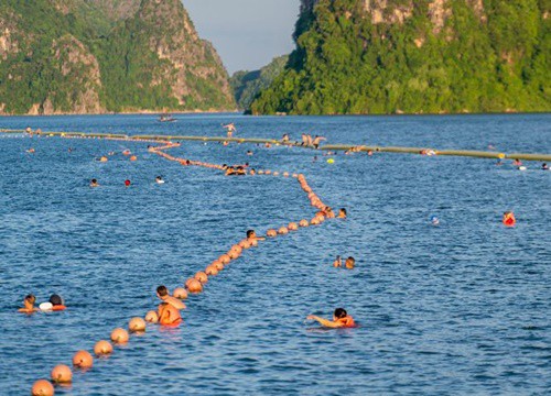 Bãi biển Hạ Long đông đúc ngày đầu mở cửa trở lại