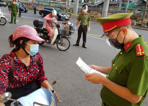 "Cấp giấy đi đường, phân vùng dịch của Hà Nội chưa phù hợp với pháp luật"