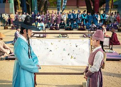 Đằng sau cảnh hôn lãng mạn của 'Lovers of the red sky': Ahn Hyo Seop hôn 'trật' liền... 'ký đầu' Kim Yoo Jung