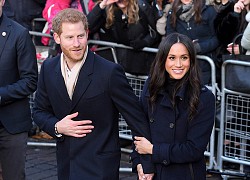 Đâu chỉ núp bóng vợ trên bìa tạp chí, Harry cũng không ít lần bị Meghan lấn át, "điều khiển" công khai