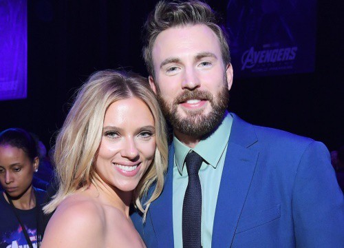 "Đội trưởng Mỹ" Chris Evans công khai thả thính cô bạn thân Scarlett, ai ngờ bị đằng gái friendzone thẳng tay đến là quê